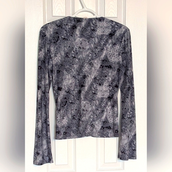 Women's (Size S/M) V-Neck Top With Faux Gathering Feature & Wide Sleeves - Picture 6 of 14